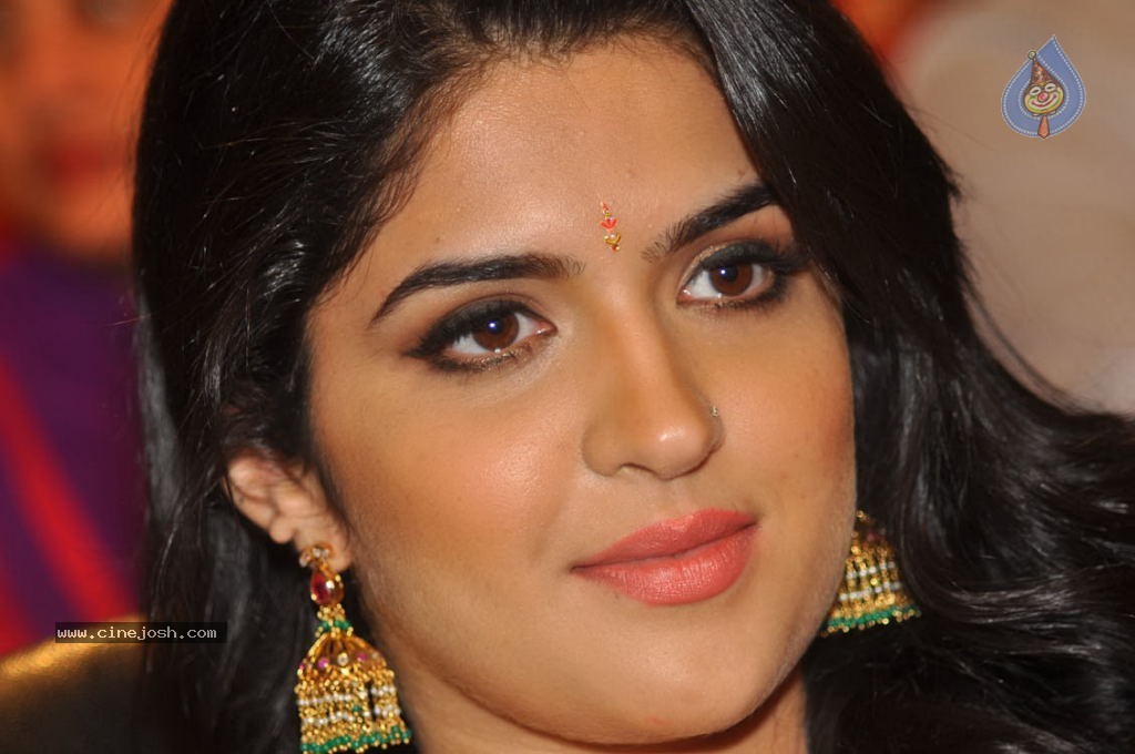 Deeksha Seth New Stills - 30 / 147 photos