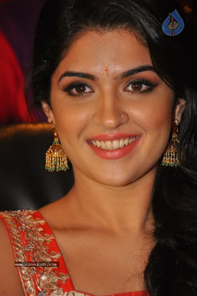 Deeksha Seth New Stills - 33 / 147 photos