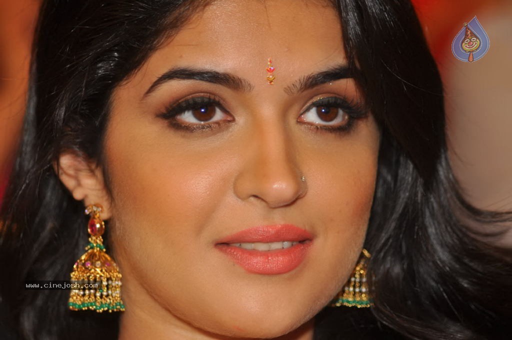 Deeksha Seth New Stills - 42 / 147 photos