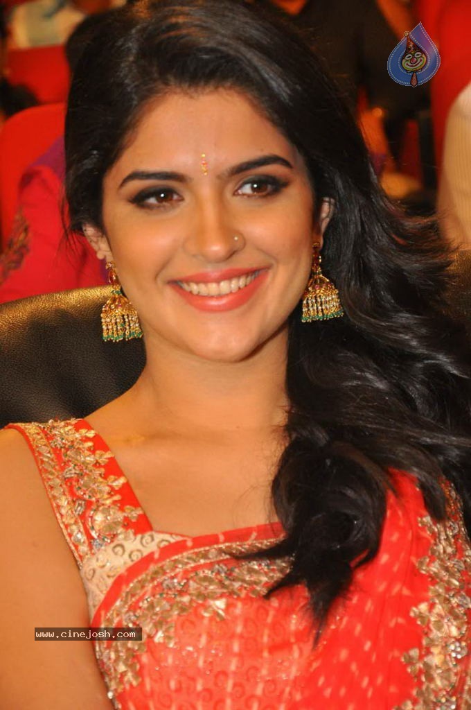 Deeksha Seth New Stills - 45 / 147 photos