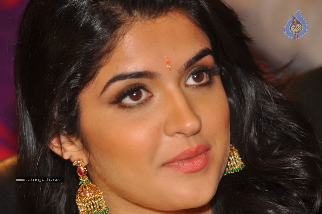 Deeksha Seth New Stills - 46 / 147 photos