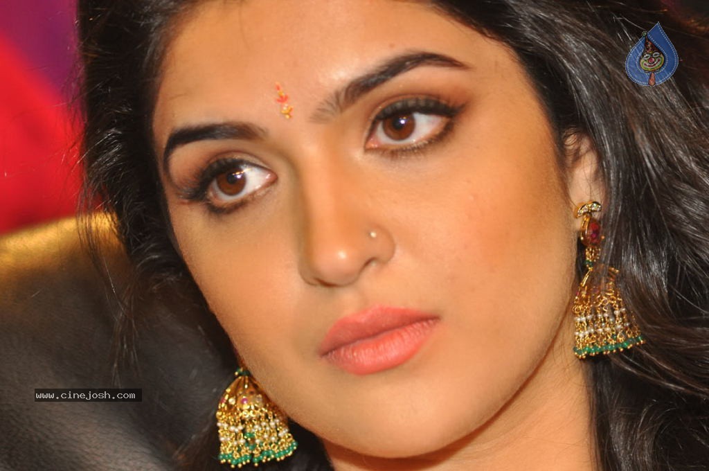 Deeksha Seth New Stills - 50 / 147 photos