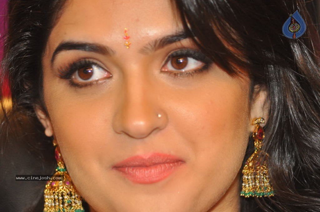 Deeksha Seth New Stills - 54 / 147 photos