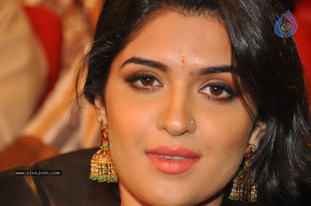 Deeksha Seth New Stills - 62 / 147 photos