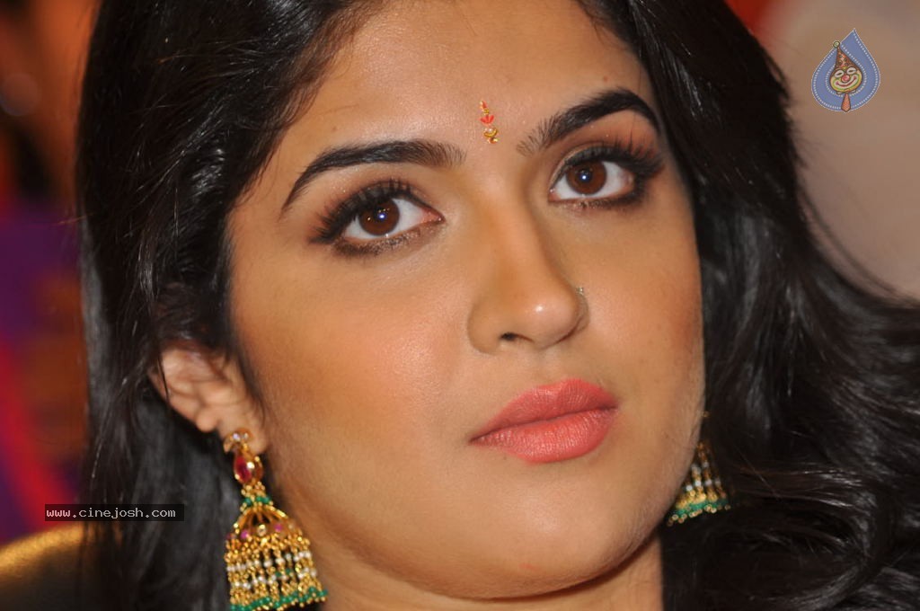 Deeksha Seth New Stills - 76 / 147 photos