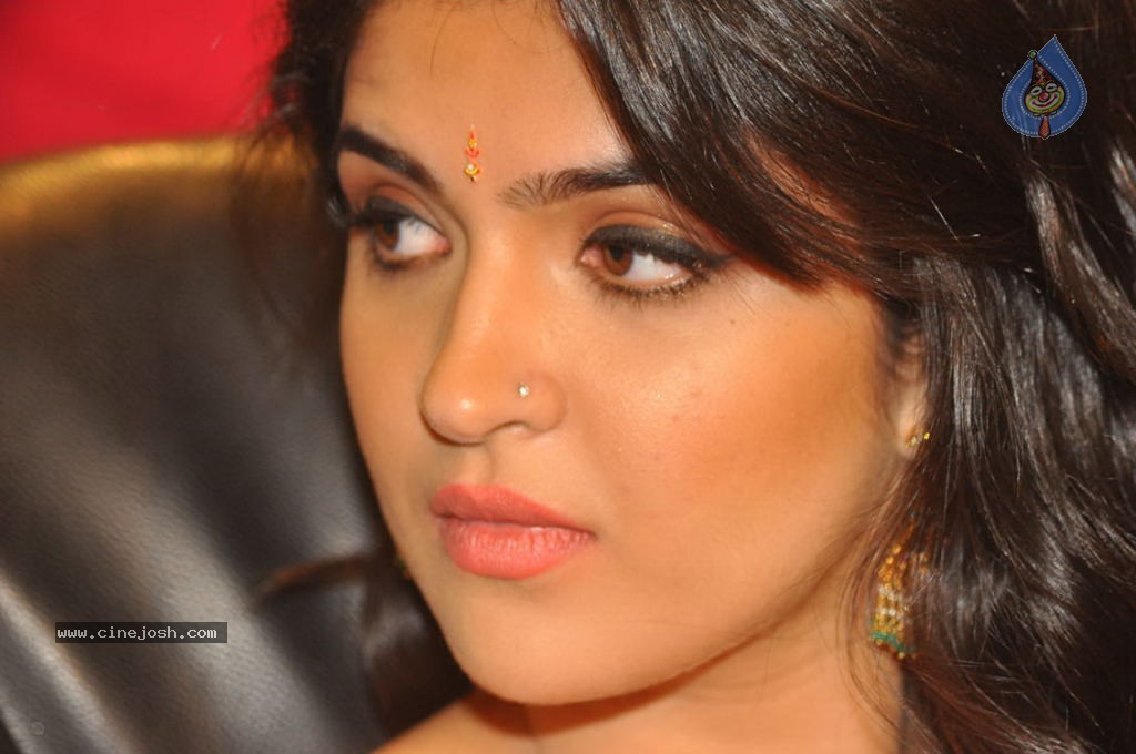 Deeksha Seth New Stills - 80 / 147 photos