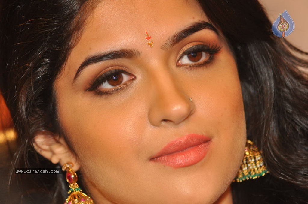 Deeksha Seth New Stills - 92 / 147 photos