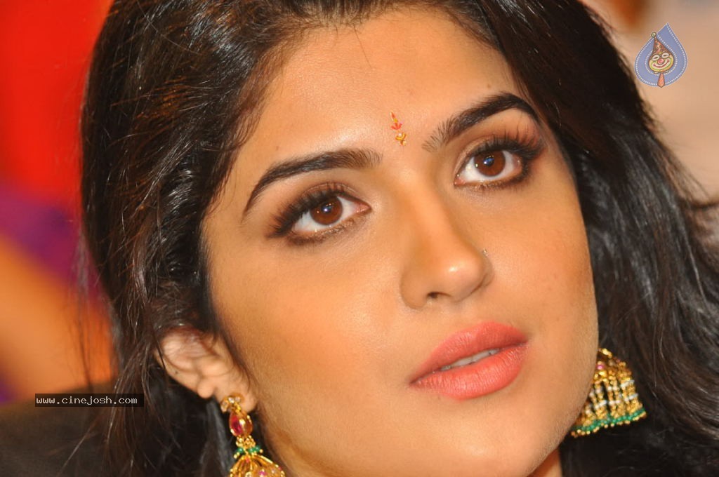 Deeksha Seth New Stills - 116 / 147 photos