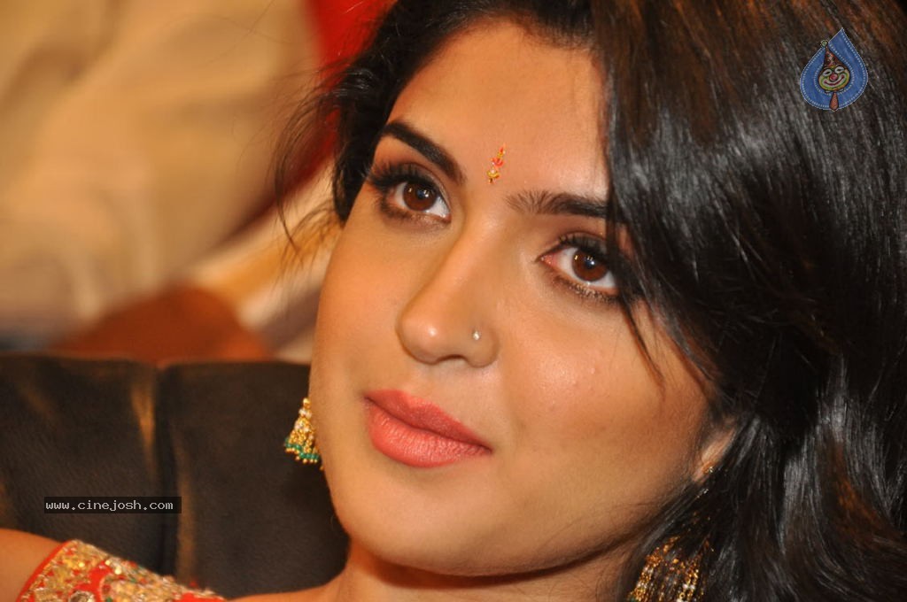 Deeksha Seth New Stills - 143 / 147 photos