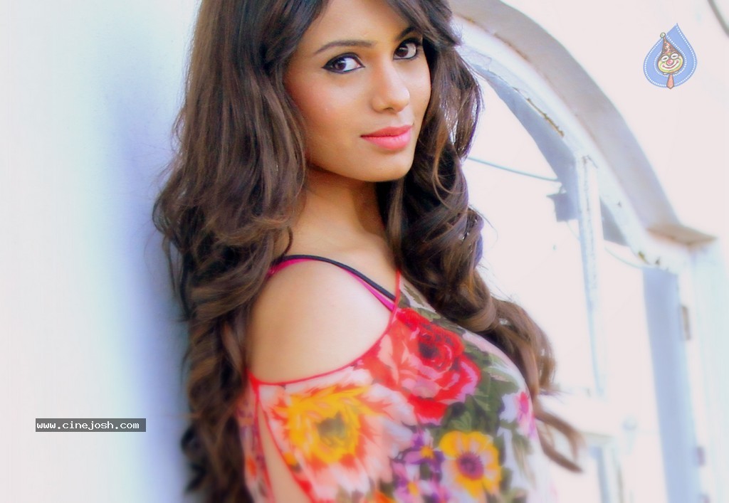 Deepa Sannidhi Hot Pics - 9 / 23 photos