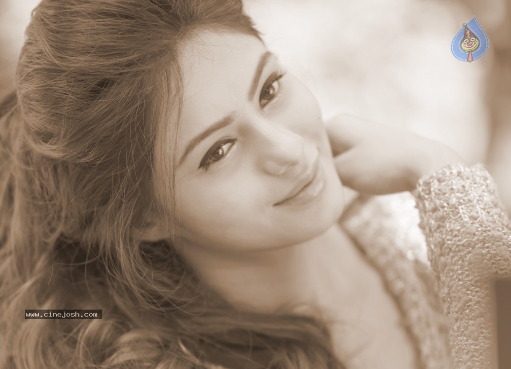 Deepa Sannidhi Hot Pics - 14 / 23 photos