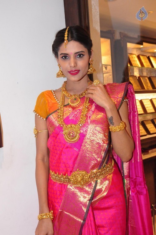 Deepali New Photos - 6 / 14 photos