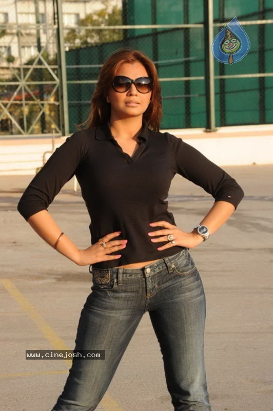 Deepali Singh Stills - 27 / 90 photos