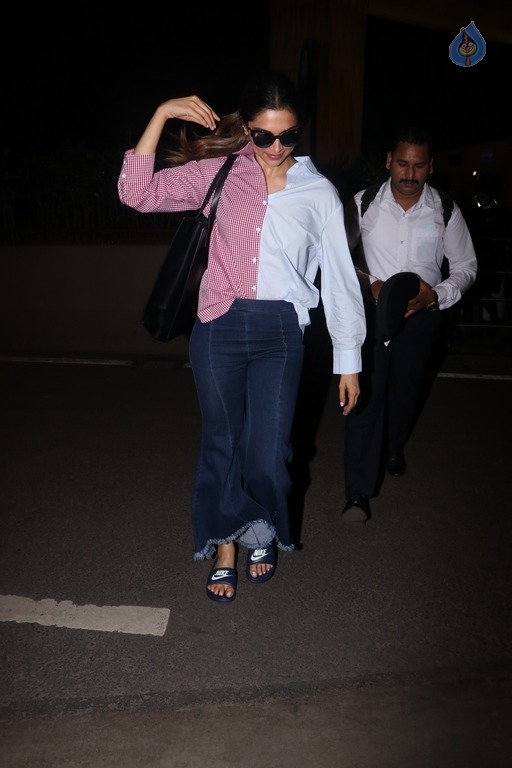 Deepika Padukone Spotted at Airport - 8 / 14 photos