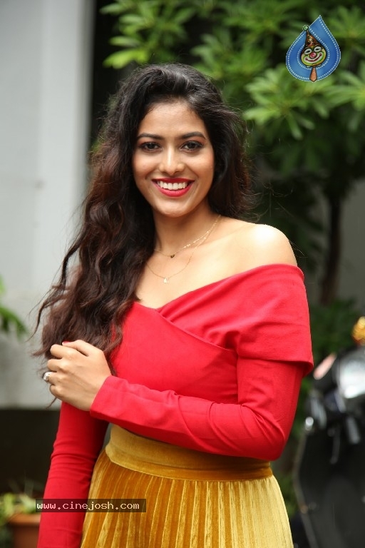 Deepika Vaddani Pics - 2 / 20 photos