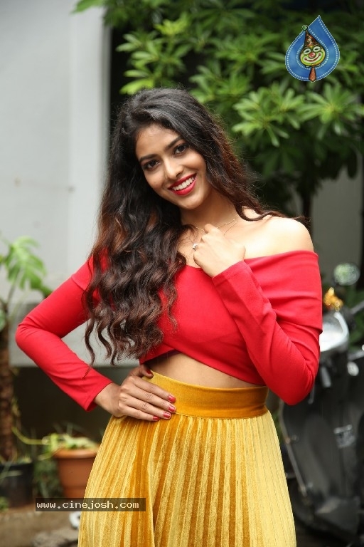 Deepika Vaddani Pics - 14 / 20 photos