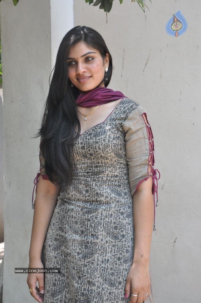 Deepsika Latest Stills - 14 / 53 photos