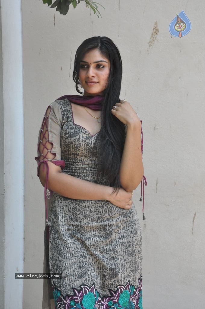 Deepsika Latest Stills - 17 / 53 photos
