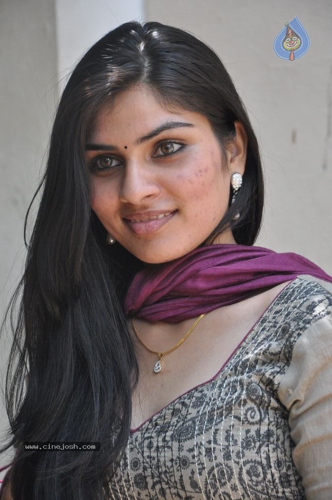 Deepsika Latest Stills - 18 / 53 photos