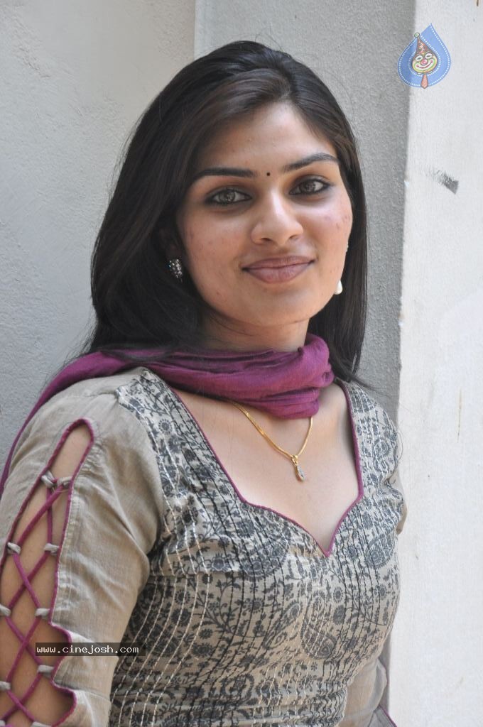 Deepsika Latest Stills - 23 / 53 photos