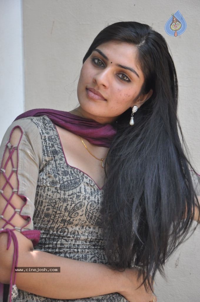 Deepsika Latest Stills - 25 / 53 photos