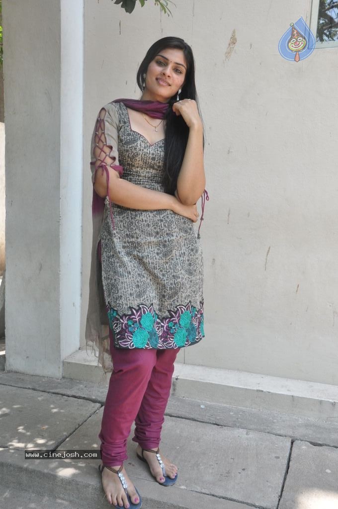 Deepsika Latest Stills - 27 / 53 photos