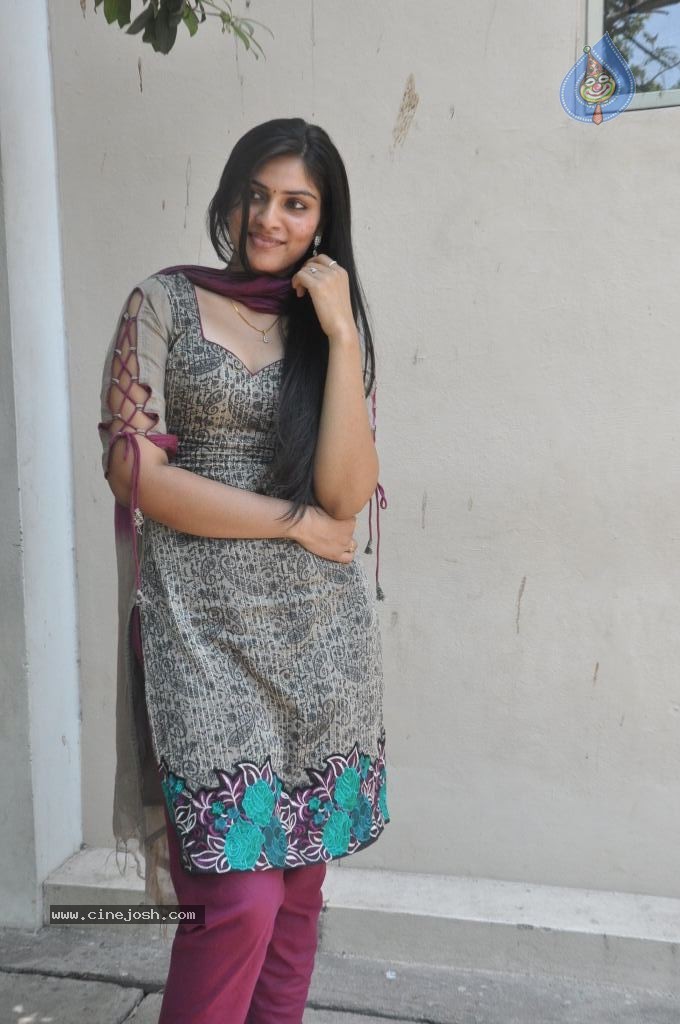 Deepsika Latest Stills - 28 / 53 photos