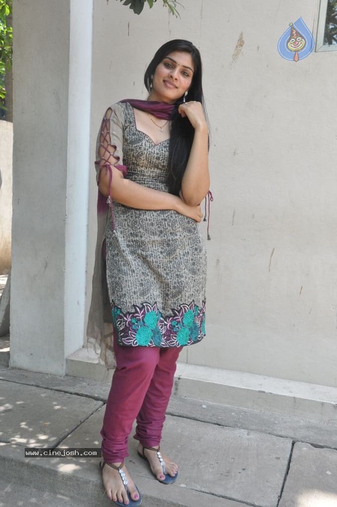 Deepsika Latest Stills - 29 / 53 photos