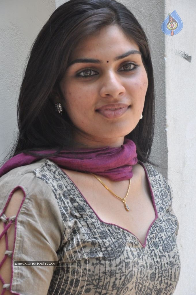 Deepsika Latest Stills - 30 / 53 photos