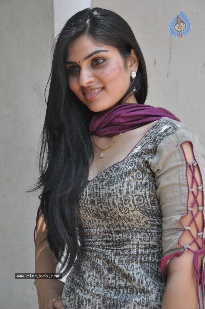 Deepsika Latest Stills - 39 / 53 photos