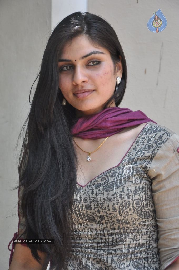 Deepsika Latest Stills - 41 / 53 photos