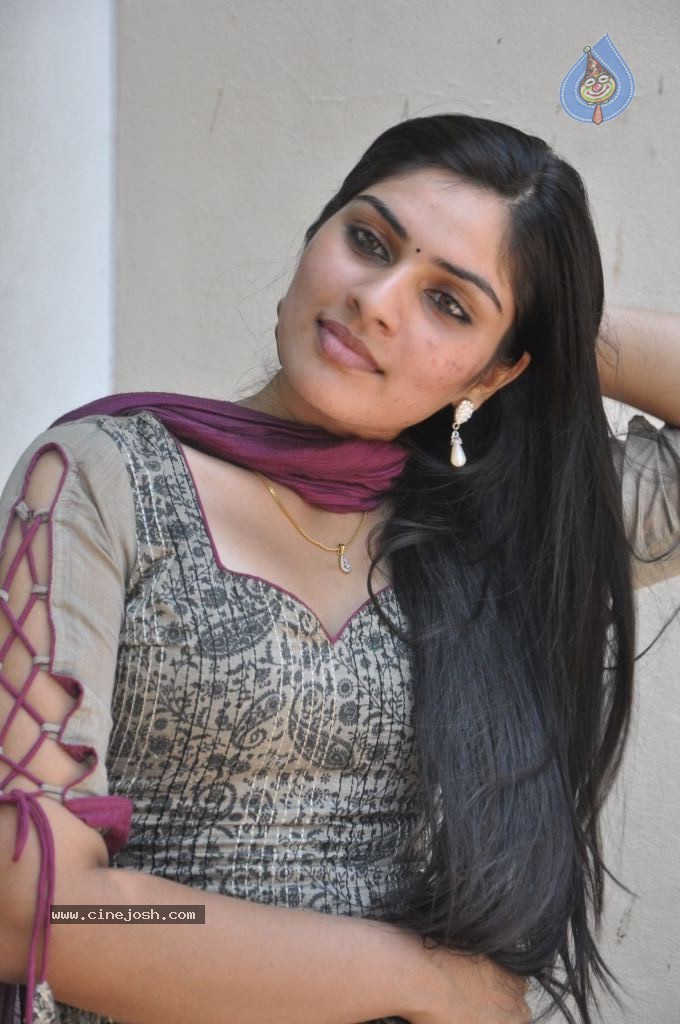 Deepsika Latest Stills - 42 / 53 photos