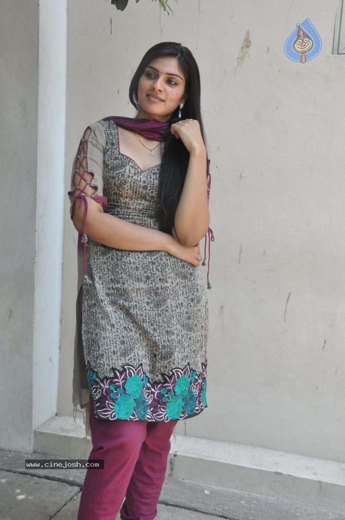 Deepsika Latest Stills - 43 / 53 photos