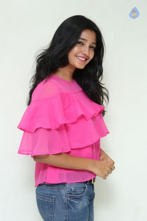 Deepthi Shetty New Gallery - 12 / 21 photos