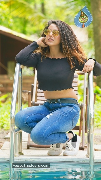 Deviyani Sharma PhotoShoot Set 01 - 7 / 32 photos