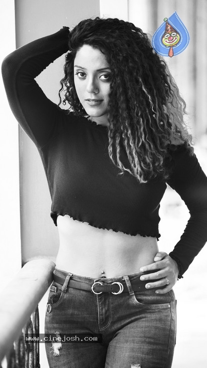 Deviyani Sharma PhotoShoot Set 01 - 28 / 32 photos