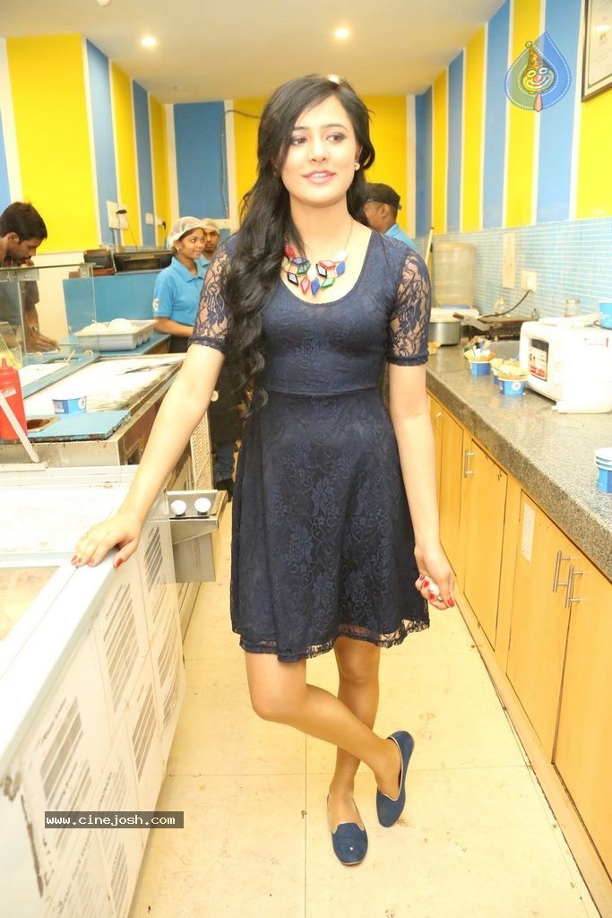 Diah Nicolas New Photos - 18 / 74 photos
