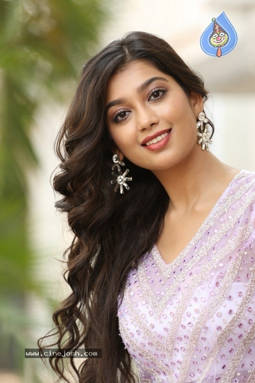 Digangana Suryavanshi Photos - 3 / 21 photos