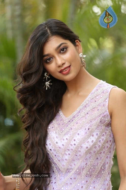 Digangana Suryavanshi Photos - 12 / 21 photos