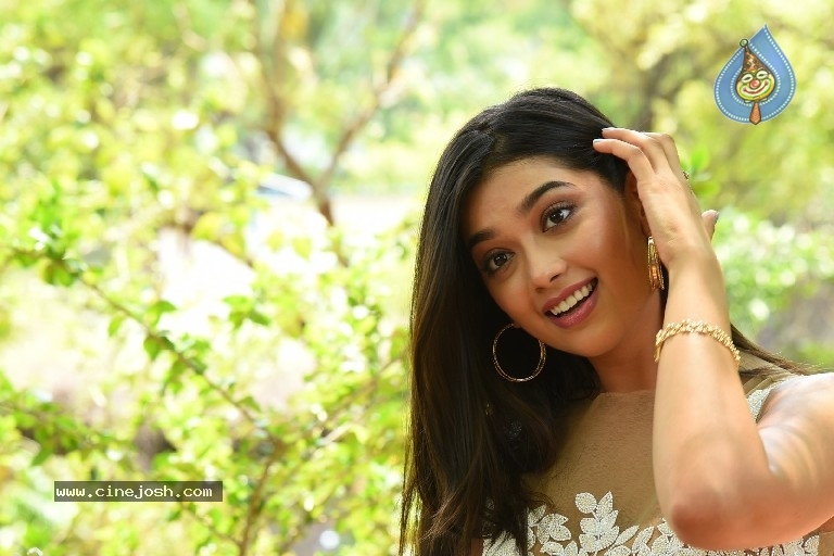 Digangana Suryavanshi Photos - 18 / 21 photos