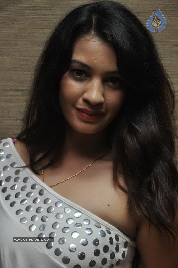 Diksha Panth New Stills - 9 / 47 photos