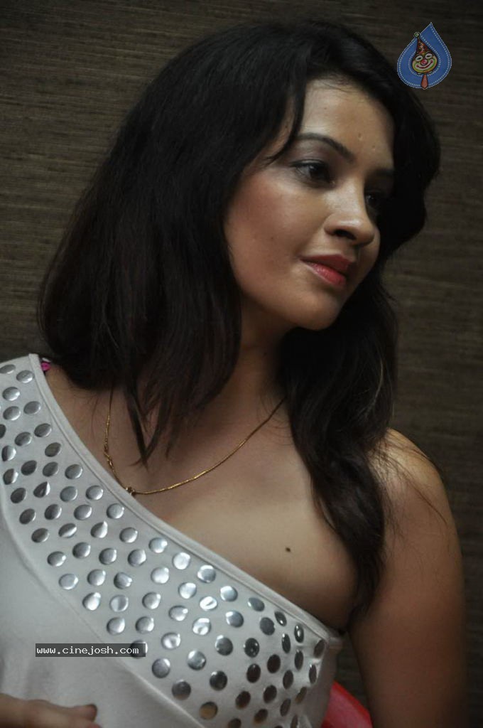 Diksha Panth New Stills - 21 / 47 photos