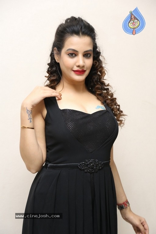 Diksha Panth Photos - 4 / 31 photos