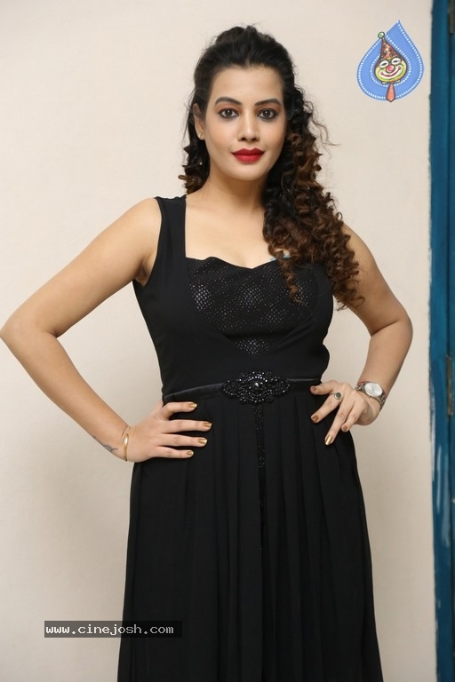 Diksha Panth Photos - 10 / 31 photos