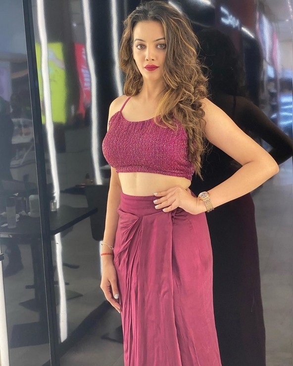 Diksha Panth Stills - 2 / 12 photos