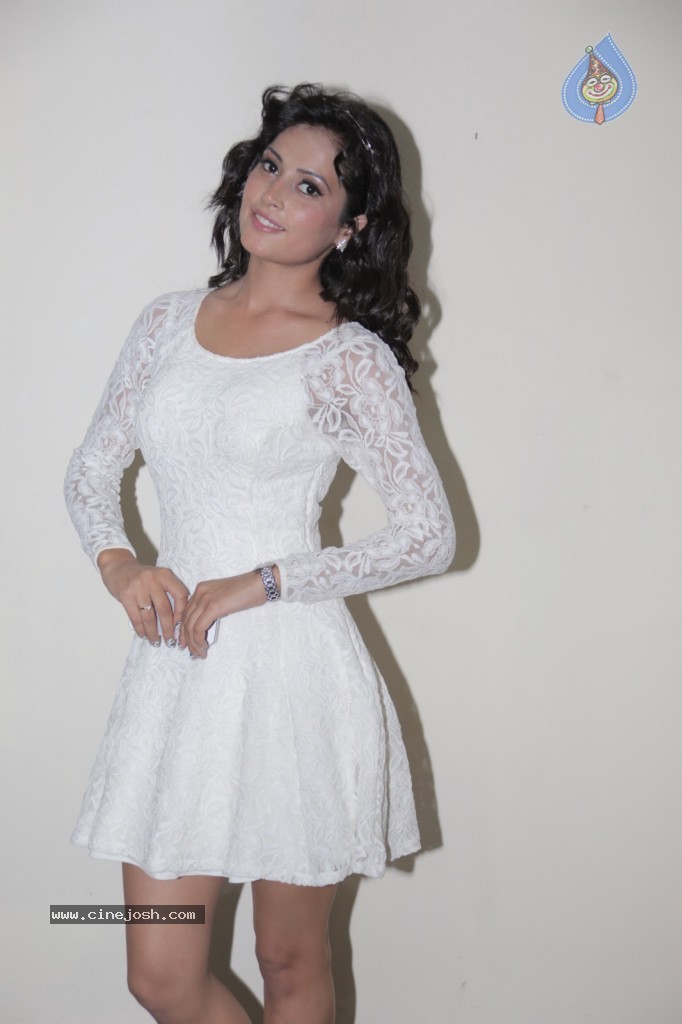 Disha Pandey New Gallery - 21 / 34 photos