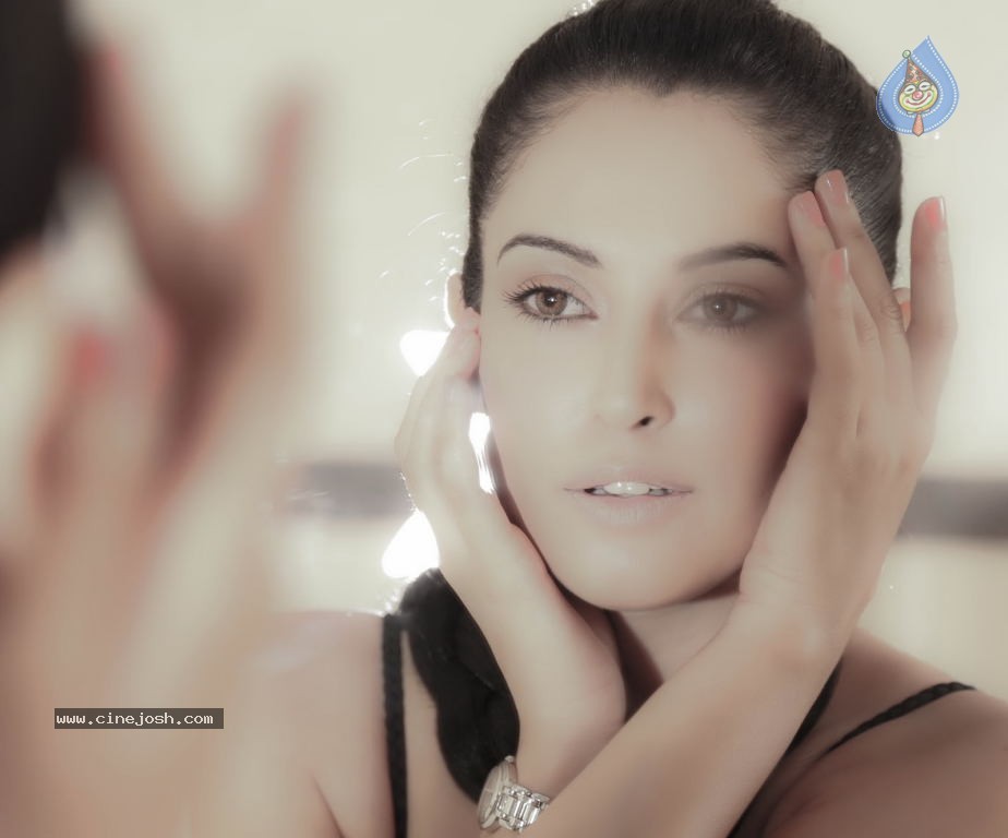Disha Pandey Portfolio - 28 / 28 photos