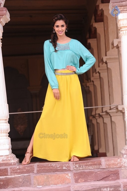Disha Patani New Pics - 4 / 26 photos