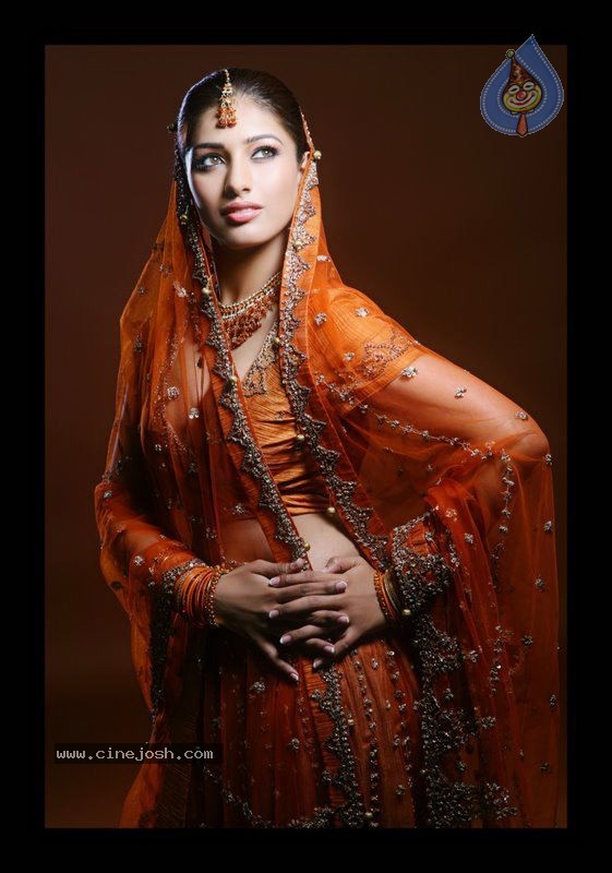 Divya Bhandari Hot Stills - 10 / 25 photos