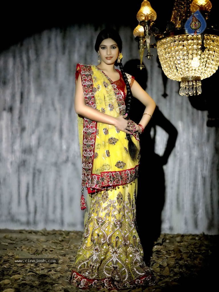 Divya Bhandari Hot Stills - 16 / 25 photos